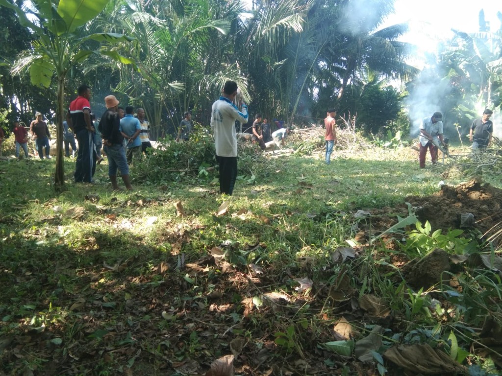 Masyarakat Bergotong Royong Membersihkan Kuburan Gampong Lam Asan